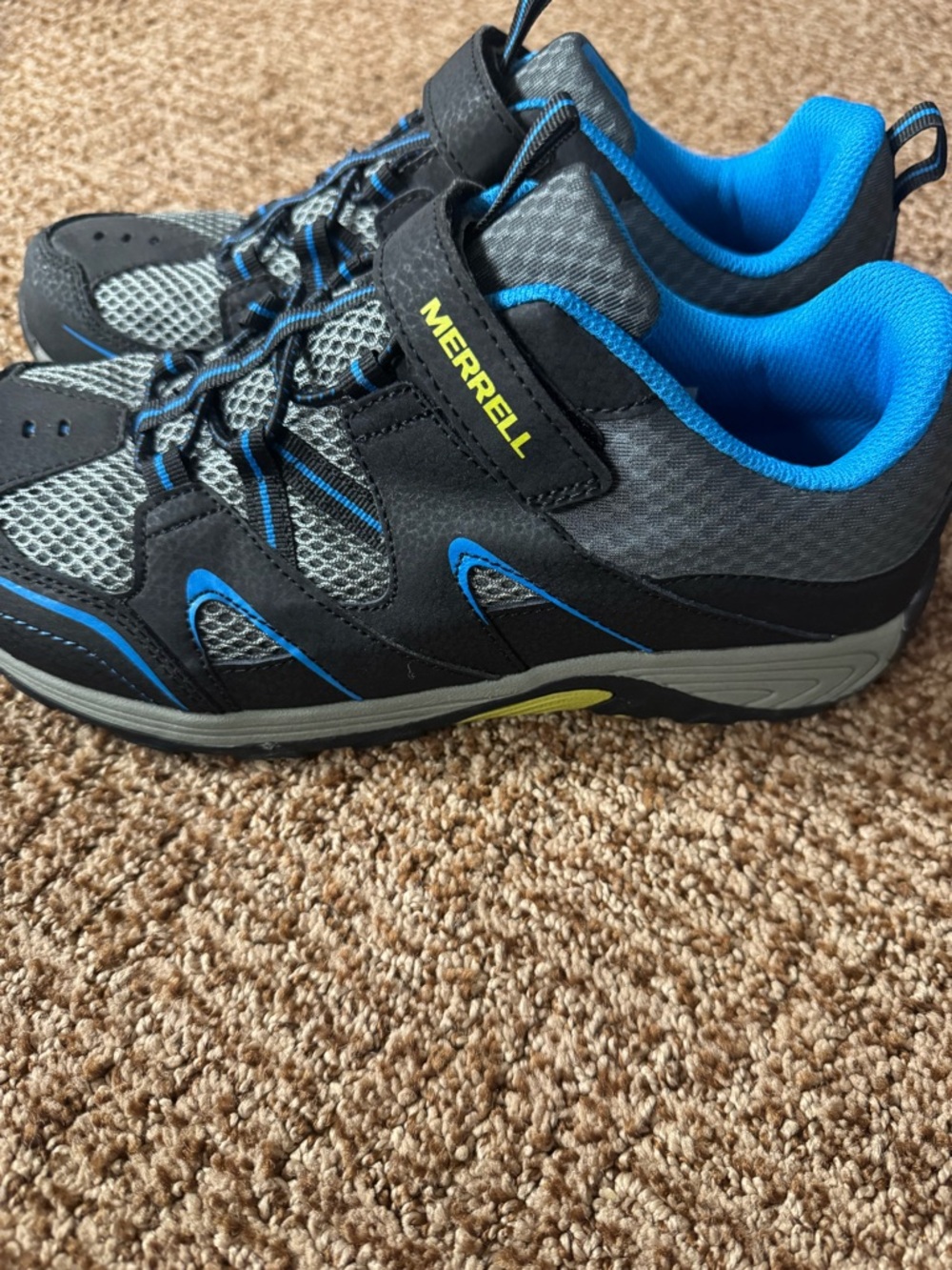 Boy’s Tennis Shoes Size 7 - Picture 2 of 3